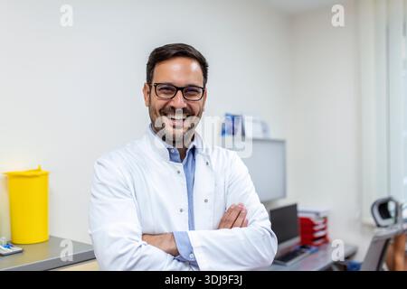 Ritratto di medico anziano maturo, medico, con stetoscopio Foto Stock