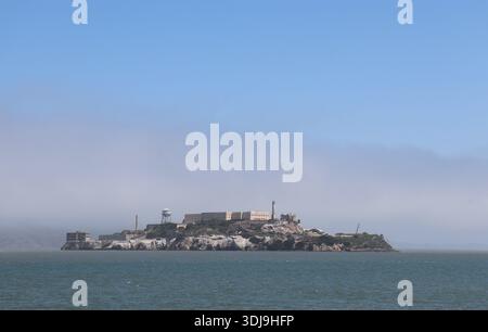 Vista completa dell'isola di Alcatraz nella baia di San Francisco, San Francisco, California, Stati Uniti d'America Foto Stock
