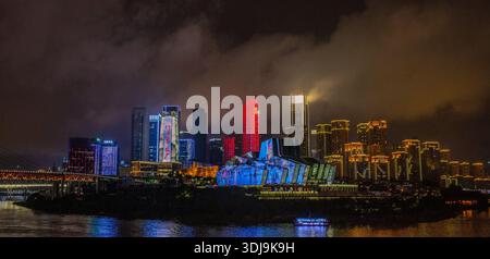 Chongqing. Vista panoramica notturna del Teatro dell'Opera sul fiume Jialing. Cina 2019 Foto Stock