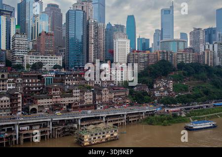 Chongqing City. Vista diurna della grotta di Hongya in Cina. 2019 Foto Stock