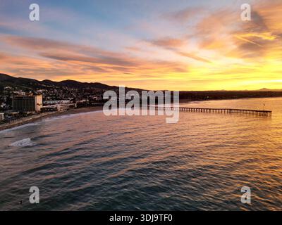 Spettacolare alba sopra Ventura, California, con il molo e l'Oceano Pacifico in vista Foto Stock
