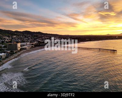 Spettacolare alba sopra Ventura, California, con il molo e l'Oceano Pacifico in vista Foto Stock