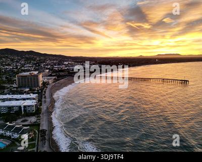 Spettacolare alba sopra Ventura, California, con il molo e l'Oceano Pacifico in vista Foto Stock