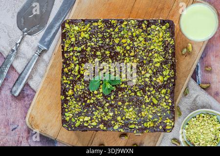 Torta di brownie al cioccolato di Dubai al forno con pistacchio e strato di kadaifi Foto Stock