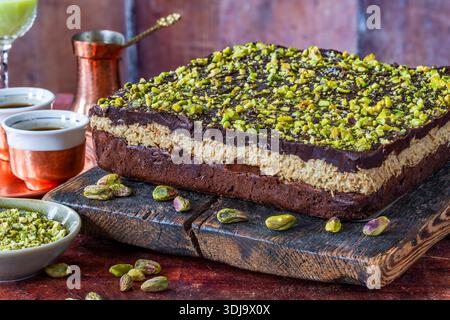 Torta di brownie al cioccolato di Dubai al forno con pistacchio e strato di kadaifi Foto Stock