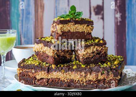 Torta di brownie al cioccolato di Dubai al forno con pistacchio e strato di kadaifi Foto Stock