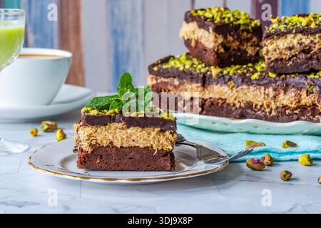 Torta di brownie al cioccolato di Dubai al forno con pistacchio e strato di kadaifi Foto Stock