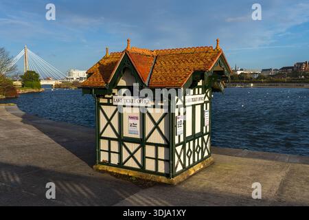Southport, Regno Unito, 24 gennaio 2026: Un piccolo edificio con un cartello che dice "biglietteria del lago presso il lago marino di southport per il noleggio di barche" Foto Stock