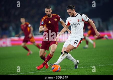 Roma, Italia. 25 gennaio 2026. Bryan Cristante di Roma si aggiudica il pallone con Adrien Rabiot del Milan durante la partita di campionato italiano di serie A tra AS Roma e AC Milan il 25 gennaio 2026 allo Stadio Olimpico di Roma, Italia - Credit: Federico Proietti / Alamy Live News Foto Stock
