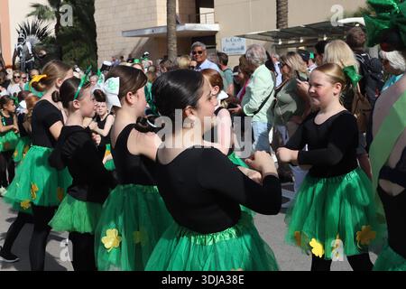 Orihuela Costa, Spagna - 17 marzo 2024: Sfilata del giorno di San Patrizio. I bambini in tuto verde celebrano la sfilata di San Patrizio Foto Stock