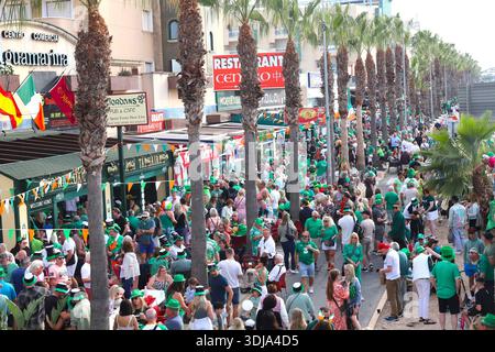 Orihuela Costa, Spagna - 17 marzo 2024: Sfilata del giorno di San Patrizio. Festeggiamenti di strada affollati con persone in abbigliamento verde Foto Stock