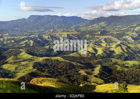 Colline verdi ondulate e valli boscose si estendono attraverso il Parco Nazionale di Koroyanitu, all'interno di viti Levu, Figi. Foto Stock
