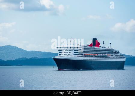 L'iconica nave Cunard Queen Mary 2 vista dalla prua verso le acque aperte dell'Oceano Pacifico dopo il passaggio attraverso il Canale di Panama. Foto Stock