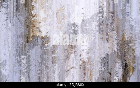 Struttura verticale in pietra astratta con sottili dettagli intemprati, adatta per design architettonici, industriali e minimalisti. Foto Stock