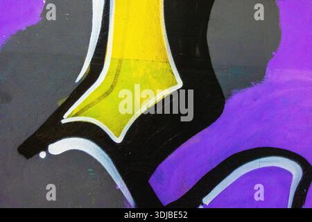 Graffiti astratti con forme gialle, viola, nero e bianche in moderno stile urbano Foto Stock