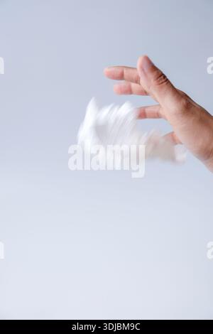 Lancio manuale del tessuto usato isolato su sfondo bianco Foto Stock