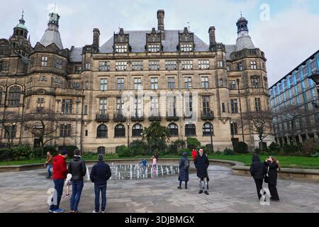 Sheffield Town Hall e Peace Gardens nel centro di Sheffield, Sheffield, Regno Unito, Inghilterra Foto Stock