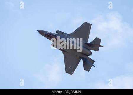 Un F-35 Lightning II della U.S. Air Force, un caccia stealth di quinta generazione sviluppato da Lockheed Martin, in volo eseguendo un Barrel Roll. Foto Stock