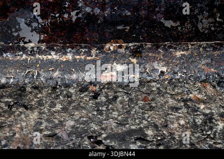 Vassoio di cottura molto arrugginito e bruciato, corroso da vicino Foto Stock
