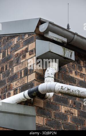 Angolo dell'edificio che mostra il raccordo tra canaletta e tubo discendente, infrastrutture di drenaggio esterne nel nuovo Galles del Sud, Australia. Foto Stock