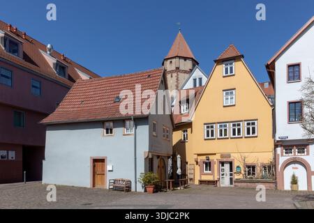 WERTHEIM, GERMANIA - 6 aprile 2018: Storiche case in legno nella zona pedonale del pittoresco villaggio medievale di Wertheim in Baviera, Germania Foto Stock