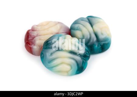 caramelle colorate con gelatina di frutta a forma di cervello su sfondo bianco. Foto Stock