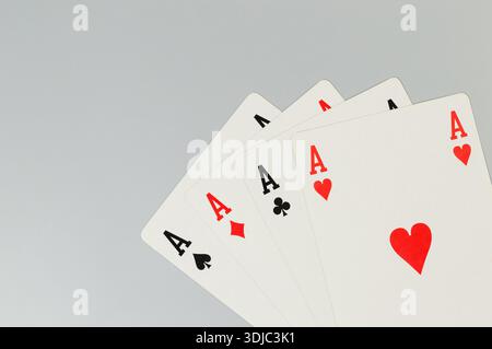Vista dall'alto delle carte da gioco su sfondo bianco. Quattro carte assi, gioco da tavolo, poker. Copia spazio, disposizione piatta. Foto Stock