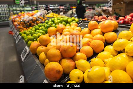 Primo piano di limoni, arance e limoni sullo scaffale del supermercato. Foto Stock