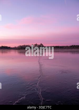 Alba su uno stagno ghiacciato nel Maine Foto Stock