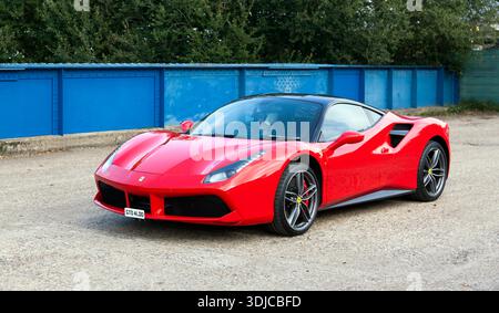 Vista frontale di tre quarti di una rossa, 2016, Ferrari 488, in mostra al Brooklands Motorsport Day, 2025. Foto Stock