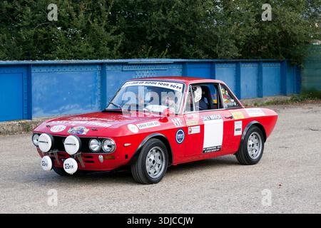 Vista frontale di tre quarti di una Lancia Fulvia Coupe Rally Car rossa, presentata durante il Brooklands Motorsport Day, 2025. Foto Stock