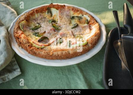 Primo piano di un prosciutto a basso contenuto di carboidrati senza glutine fatto in casa, zucchine e mozzarella con una base di farina di mandorle Foto Stock