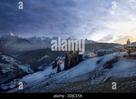 Veduta aerea di un villaggio con Chiesa di San Leonardo, Comelico superiore, Belluno, Veneto, Italia Foto Stock
