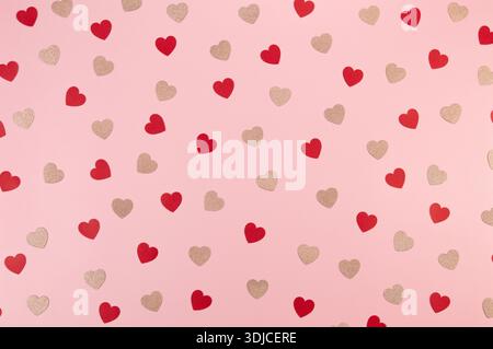 Vista dall'alto dei cuori glitter rossi e rosa su sfondo bianco. San Valentino, cuori glitter rosa, cuori rossi, amore per la carta da parati. Disposizione piatta, spazio di copia. Foto Stock