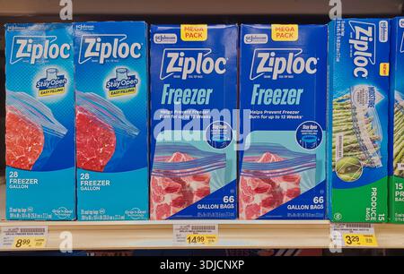 Houston, Texas Stati Uniti d'America 01-04-2026: Sacchetti per congelatore con chiusura lampo sugli scaffali dei supermercati per la vendita al dettaglio di beni di consumo. Foto Stock