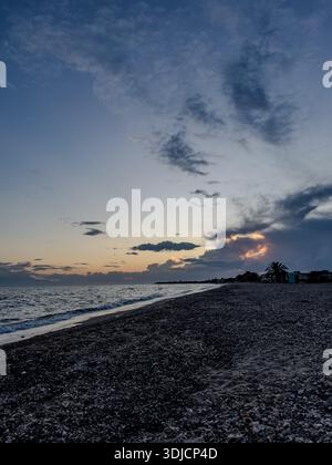 Tramonto tranquillo su una spiaggia di ciottoli vicino a Nea Moudania, Grecia. Foto Stock