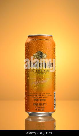 Una lattina di birra con l'etichetta "Schofferhofer". La lattina è seduta su un tavolo e presenta condensa Foto Stock