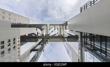 Osaka, Giappone - 31 marzo 2025: Vista dal basso verso l'alto dell'imponente edificio del cielo di Omeda e dell'osservatorio di Osaka, Giappone. Architettura moderna Foto Stock
