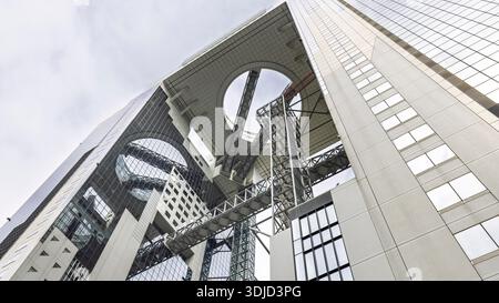 Osaka, Giappone - 31 marzo 2025: Vista ravvicinata dell'imponente edificio del cielo di Omeda e dell'osservatorio di Osaka, Giappone. Architettura moderna Foto Stock