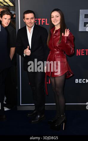 Londra, Regno Unito. 3 ottobre 2023. Brooklyn Beckham e Nicola Peltz Beckham arrivano alla Beckham Premiere, Curzon Mayfair, Londra. Credito: Doug Peter Foto Stock