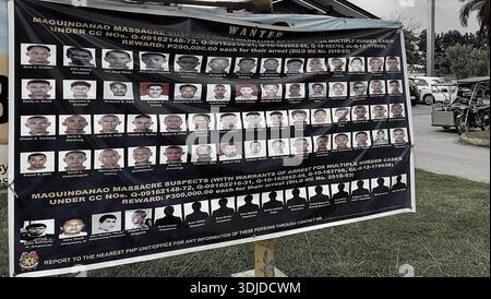 Immagine del file: Filippine. 26 gennaio 2026. Un manifesto ricercato dalla polizia nazionale filippina elenca i sospettati del massacro di Maguindanao del 2009, dove sono state uccise 58 persone (tra cui 32 giornalisti), con le autorità che offrono ricompense per il loro arresto. Dozzine rimangono in libertà 16 anni dopo la tragedia. Il 25 gennaio 2026, il sindaco dello Shariff Aguak Akmad Mitra Ampatuan, testimone chiave del processo per il massacro, è sopravvissuto a un'imboscata a Maguindanao del Sur che coinvolgeva armi da fuoco ad alta potenza e una granata a propulsione razzo, segnando la quarta volta che il sindaco è sfuggito a un tentativo di assassinio. Crediti: Kevin Izorce/Alamy Live News Foto Stock