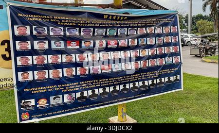 Immagine del file: Filippine. 26 gennaio 2026. Un manifesto ricercato dalla polizia nazionale filippina elenca i sospettati del massacro di Maguindanao del 2009, dove sono state uccise 58 persone (tra cui 32 giornalisti), con le autorità che offrono ricompense per il loro arresto. Dozzine rimangono in libertà 16 anni dopo la tragedia. Il 25 gennaio 2026, il sindaco dello Shariff Aguak Akmad Mitra Ampatuan, testimone chiave del processo per il massacro, è sopravvissuto a un'imboscata a Maguindanao del Sur che coinvolgeva armi da fuoco ad alta potenza e una granata a propulsione razzo, segnando la quarta volta che il sindaco è sfuggito a un tentativo di assassinio. Crediti: Kevin Izorce/Alamy Live News Foto Stock
