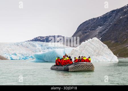 I turisti sullo zodiaco potranno ammirare da vicino gli iceberg e il ghiacciaio di Kvanefjord, Groenlandia, a luglio Foto Stock