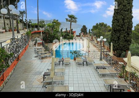 La piscina e i lettini dell'Hotel Ariston, Taormina, Sicilia, Italia, Europa Foto Stock