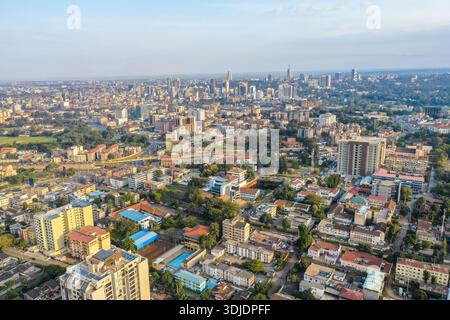 Vista aerea di edifici e strade in contrasto con la lussureggiante vegetazione del Parco di Uhuru e del Museo Nazionale di Nairobi, Nairobi, Nairobi County, Kenya. Foto Stock