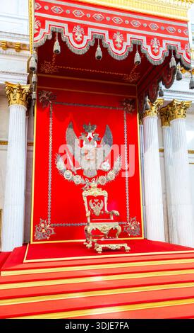 San Pietroburgo, Russia - 19 settembre 2024: Trono dell'imperatore russo. Il grande trono imperiale dell'imperatore russo nel palazzo d'inverno (Hermitage) Foto Stock
