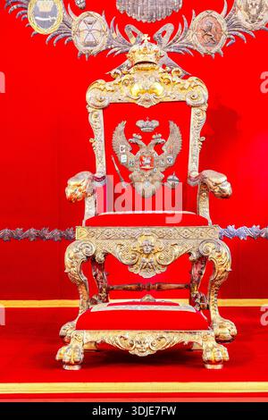 San Pietroburgo, Russia - 19 settembre 2024: Trono dell'imperatore russo. Il grande trono imperiale dell'imperatore russo nel palazzo d'inverno (Hermitage) Foto Stock