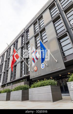 Palazzo reale dell'Ambasciata danese con bandiere. Londra, Regno Unito, 6 aprile 2024 Foto Stock