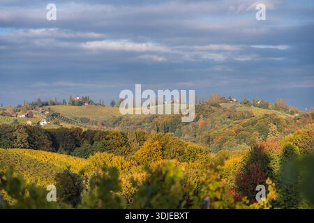 Vista aerea delle colline ondulate adornate con colori autunnali, vigneti che si estendono attraverso il paesaggio, Jeruzalem, Ljutomer, Slovenia. Foto Stock