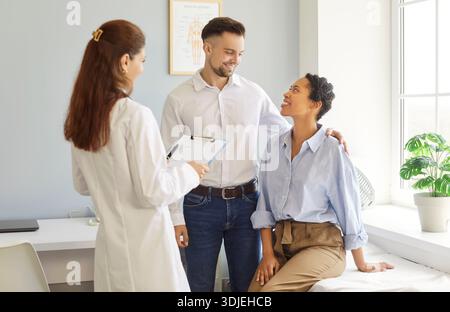 Coppia e incontro medico, parlare su appuntamento medico, buone notizie dal medico in ospedale Foto Stock